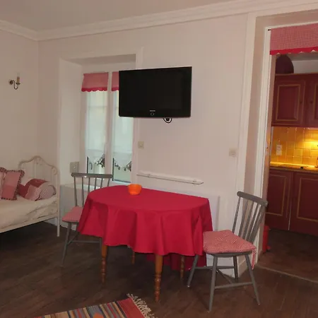 Typical Parisian Studio, Quiet And Comfortable